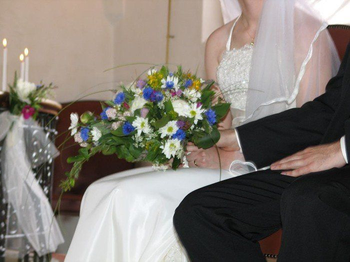 Brudepar efter vielsen sidder ved siden af hinanden